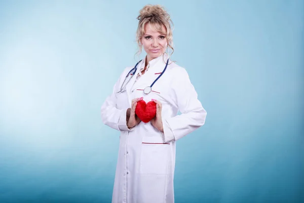 Doctora con corazón . — Foto de Stock