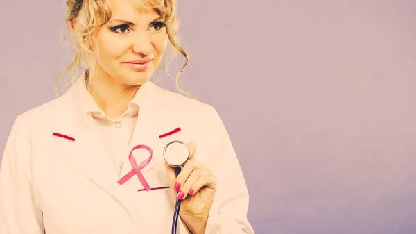 Doutor com fita de câncer rosa — Fotografia de Stock