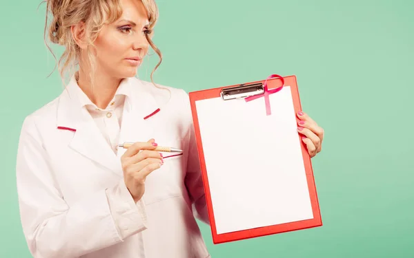 Arzt zeigt Ordner mit rosa Schleife per Stift. — Stockfoto