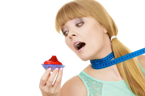 Woman holds cupcake trying to resist temptation — Stock Photo, Image