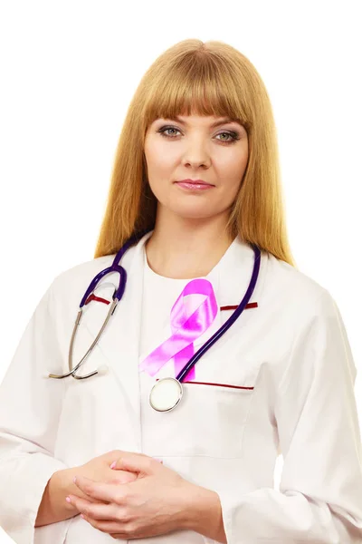 Женщина-врач с символом розовых лент — стоковое фото