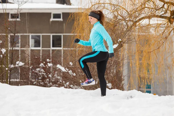 Esportes de inverno, menina se exercitando na cidade — Fotografia de Stock