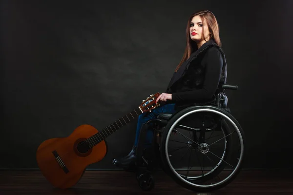 Triste fille handicapée avec guitare . — Photo