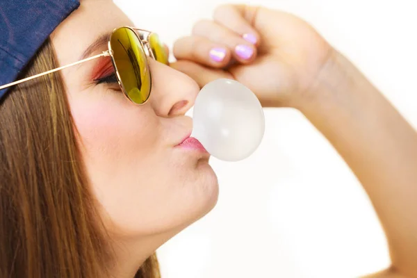 Funky chica soplando globo . — Foto de Stock