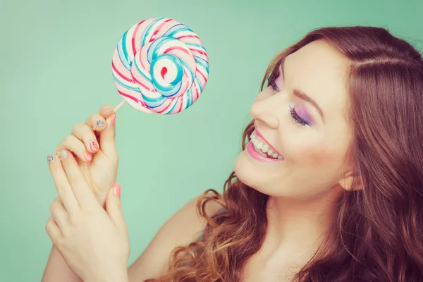 Ragazza sorridente con caramelle lecca-lecca sull'alzavola — Foto Stock