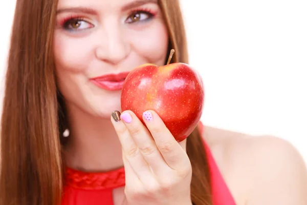 Barevný make-up okouzlující dívka žena drží jablko ovoce — Stock fotografie