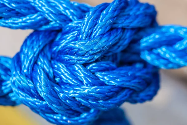 Corda a vela blu legata con nodi — Foto Stock