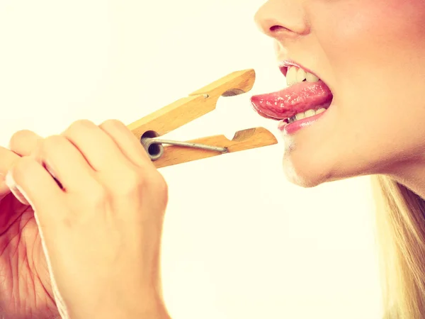 Mujer rubia teniendo lengua en pinza de ropa — Foto de Stock