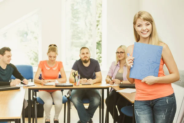 Студентська дівчина перед своїми товаришами в класі — стокове фото