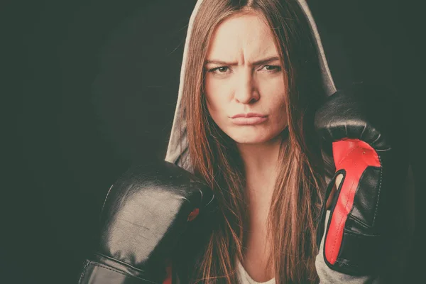 Vrouw draag hoodie en boxer handschoenen. — Stockfoto