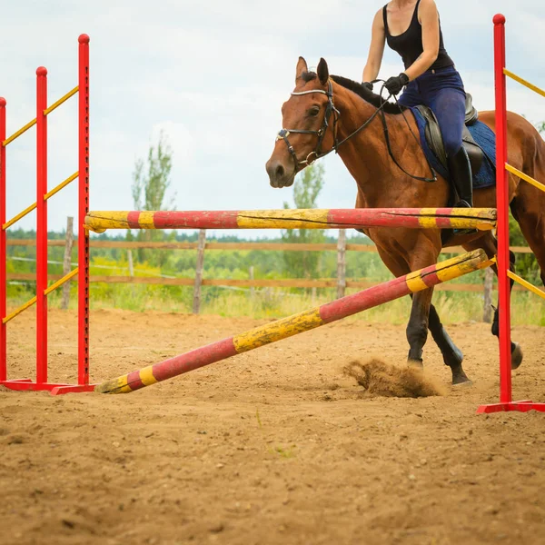 Jong meisje jockey doen paard springen door hindernis — Stockfoto