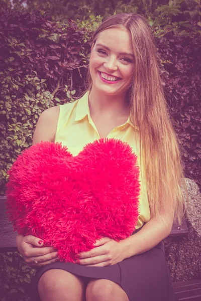 Mulher apaixonada com grande coração vermelho — Fotografia de Stock