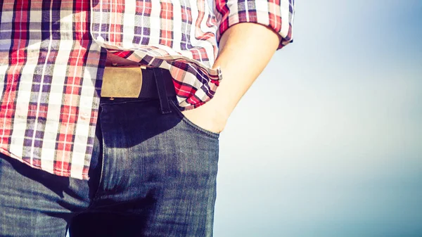 Fechar o homem vestindo jeans com a mão na anca . — Fotografia de Stock