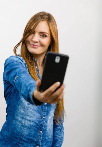 携帯電話で自己の写真を撮るデニム シャツの女性 — ストック写真