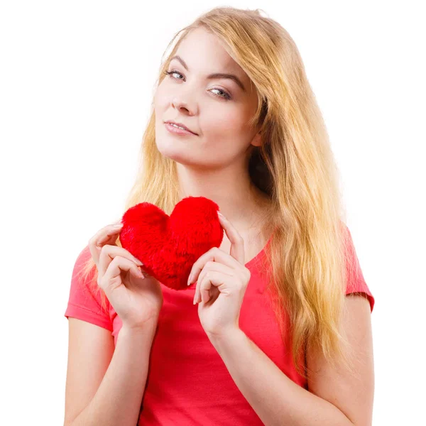 Mulher loira menina segurando vermelho coração amor símbolo — Fotografia de Stock