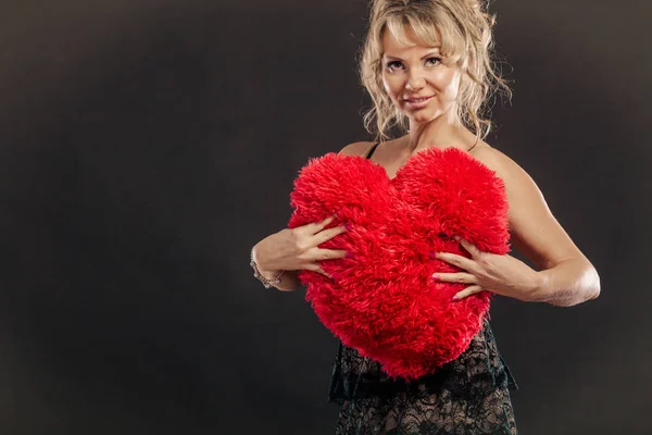 Mogen kvinna kram stort rött hjärta — Stockfoto