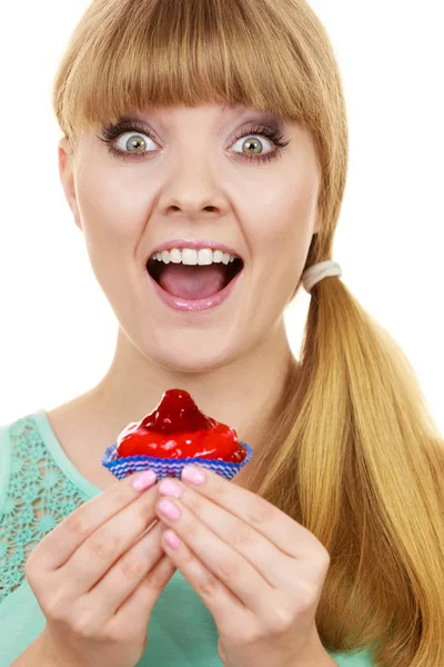 Femme tient gâteau gâteau fraise cupcake — Photo
