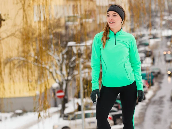 Női fitness sport modell kültéri hideg tél Időjárás — Stock Fotó
