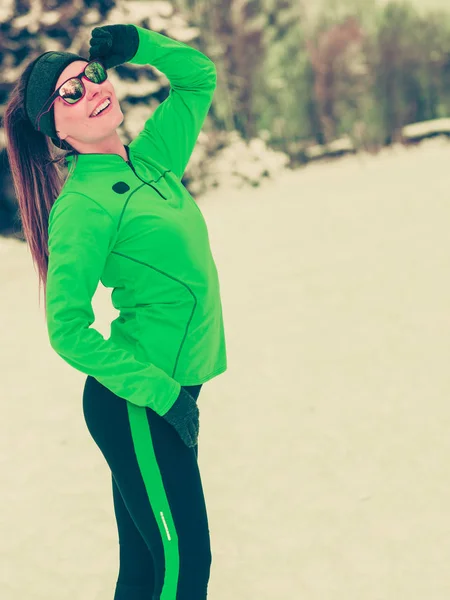 Mujer ajuste deporte modelo entrenamiento al aire libre en día frío —  Fotos de Stock