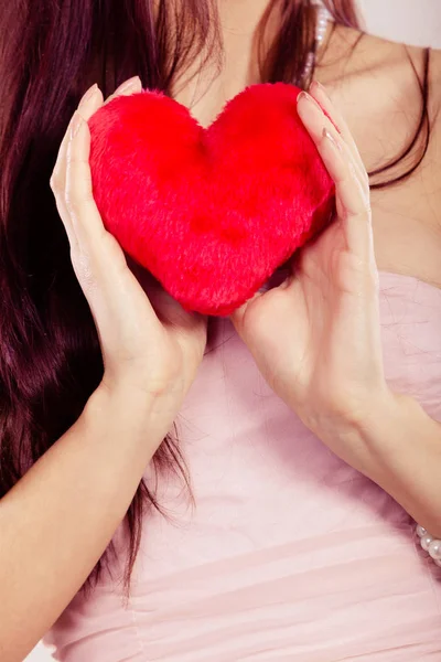 Mujer sostiene el corazón rojo en la mano de cerca — Foto de Stock