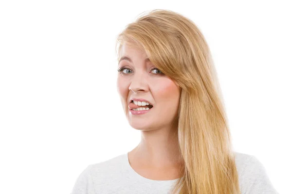 Mulher loira engraçada sentando a língua para fora — Fotografia de Stock