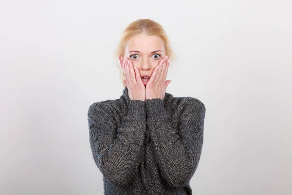 Schockierte Frau hält Hände vors Gesicht — Stockfoto