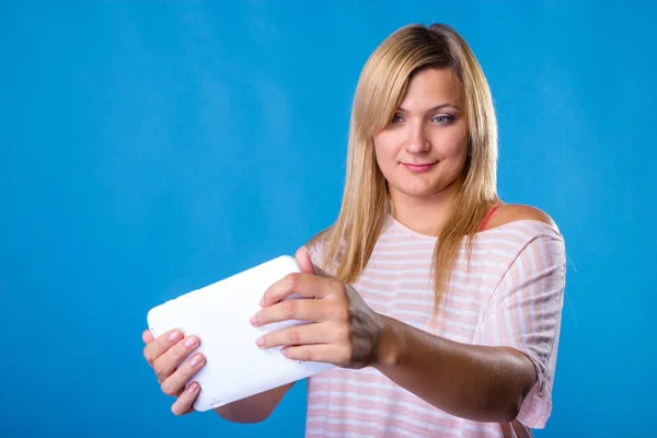 Mujer tomando auto foto con la tableta — Foto de Stock