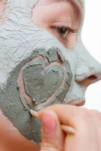 Жінка має грязьову зелену маску на обличчі — стокове фото