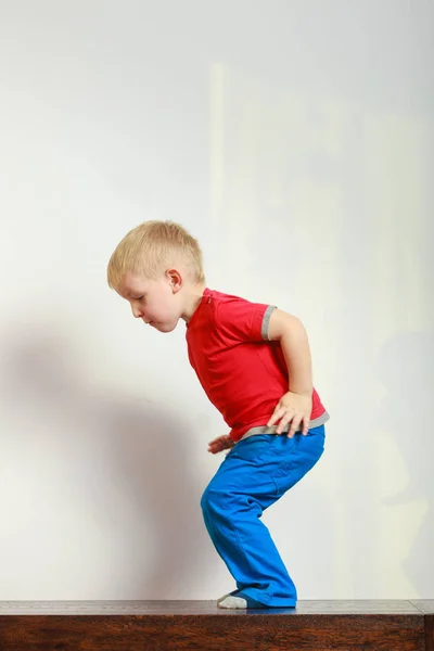 Kleine jongen spelen en plezier — Stockfoto