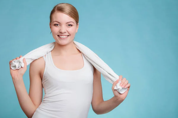Smiling woman in white top hold towel. — Stock Photo, Image