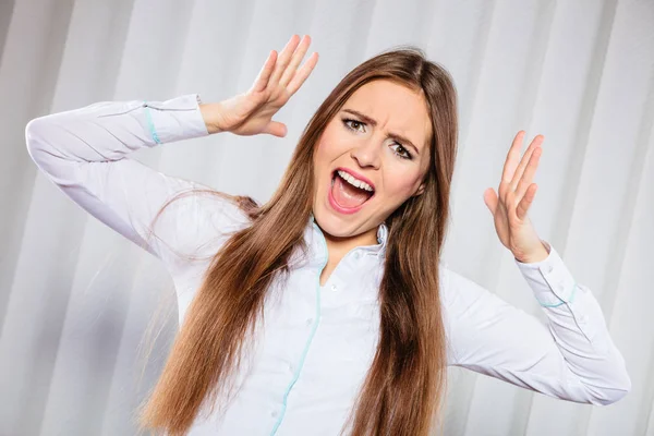 Wütende junge Frau schreit. — Stockfoto