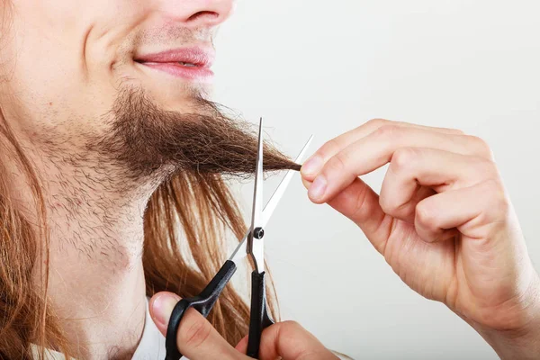 Un homme qui se coupe la barbe — Photo