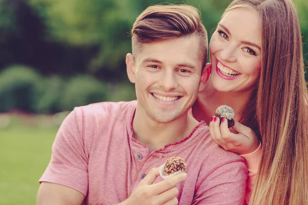 Leende par utfodring varandra. — Stockfoto