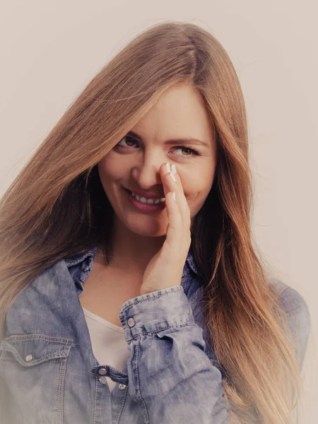 Gossip menina vestindo camisa jeans . — Fotografia de Stock