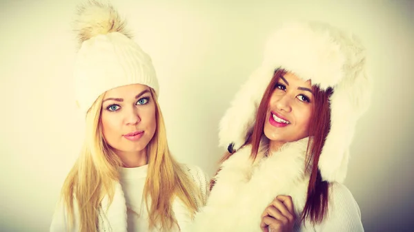 Twee vrouwen met winter kleding. — Stockfoto