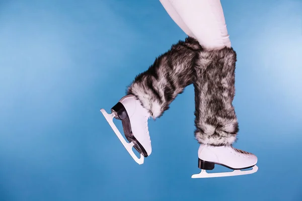 Ноги женщины в меховых носках, катание на коньках — стоковое фото