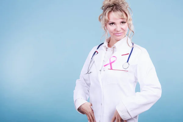 Läkare med rosa cancer band — Stockfoto