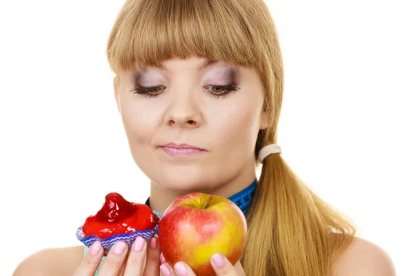 Mulher escolhendo frutas ou bolo fazer escolha dietética — Fotografia de Stock