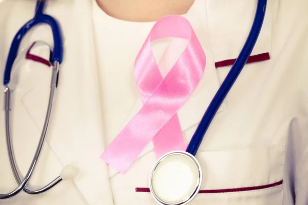 Orvos-val rózsaszín szalag aids szimbólum a mellkas — Stock Fotó