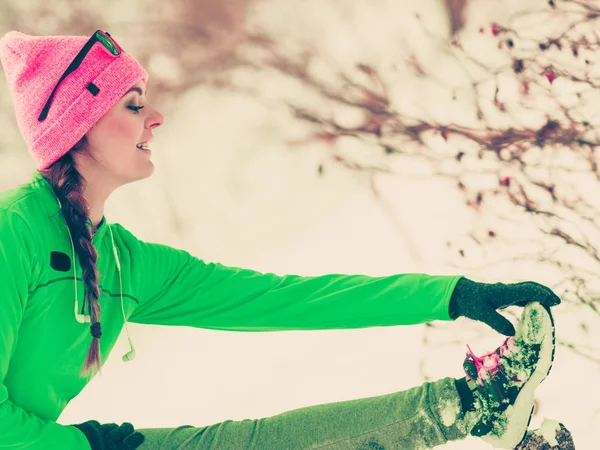 Mujer ajuste deporte modelo entrenamiento al aire libre en día frío —  Fotos de Stock