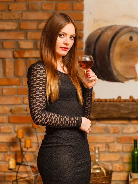 Žena, ochutnávka vína ve venkovské chalupě interiéru — Stock fotografie