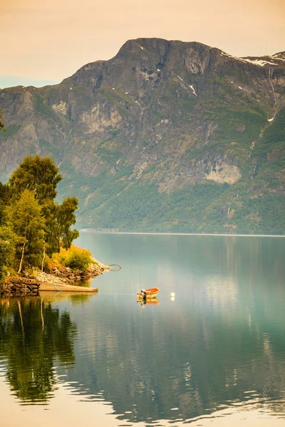 Malý člun na vodě, Norsko fjord — Stock fotografie