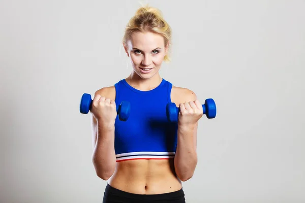 Fit vrouw tillen halters gewichten — Stockfoto