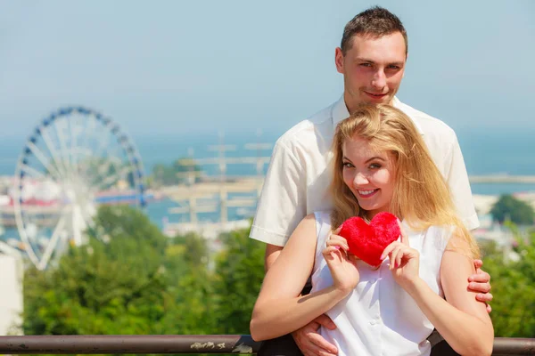 Gelukkige romantisch paar met een bedrijf van hart — Stockfoto