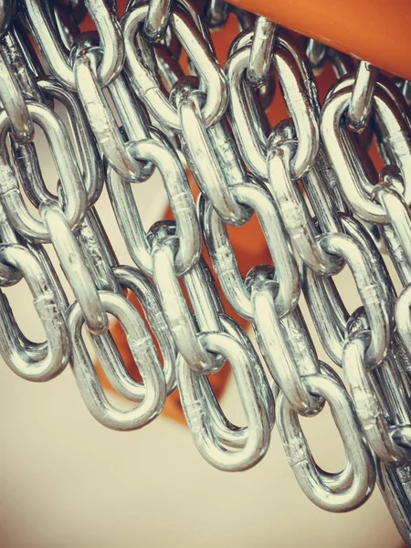 Szczegółowe zbliżenie, wiele srebrnych łańcuchów — Zdjęcie stockowe
