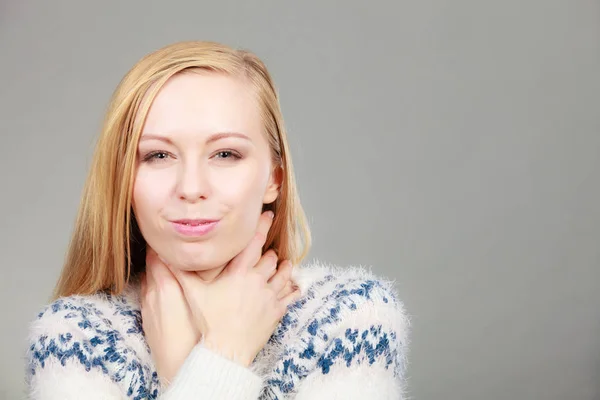 Mujer con dolor de garganta sensación de dolor — Foto de Stock