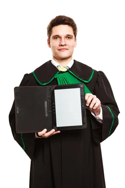 Jonge mannelijke advocaat houdt tabletcomputer. — Stockfoto