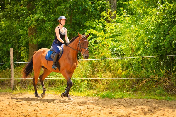 Fantino ragazza fare a cavallo equitazione su campagna prato — Foto Stock