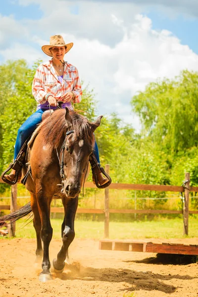 Cowgirl gör häst ridning på landsbygden äng — Stockfoto