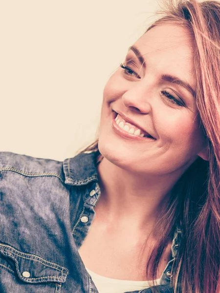 Glada leende kvinna klädd i jeans — Stockfoto